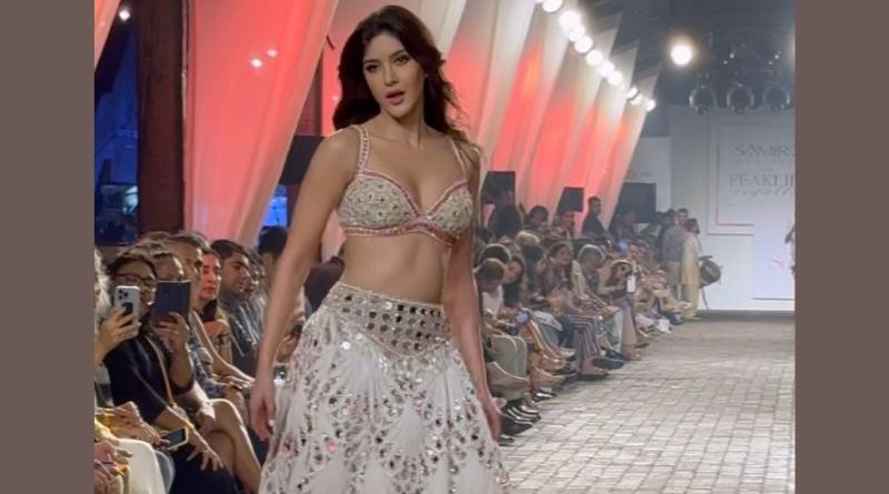 Shanaya Kapoor Turns Up the Heat with Sensational Ramp Walk