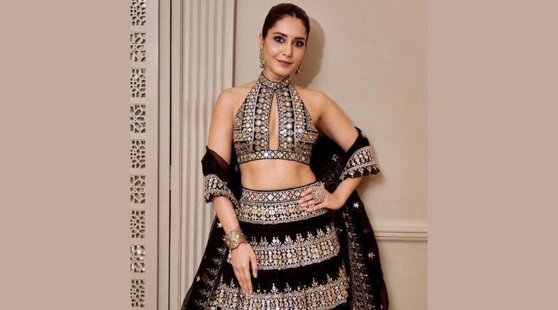 Raashii Khanna Stuns in Regal Black and Gold Lehenga